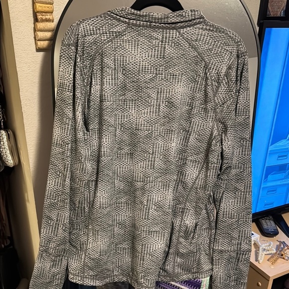 Kirkland Signature Gray Zip Up Sweater with Textured Design - Picture 5 of 7